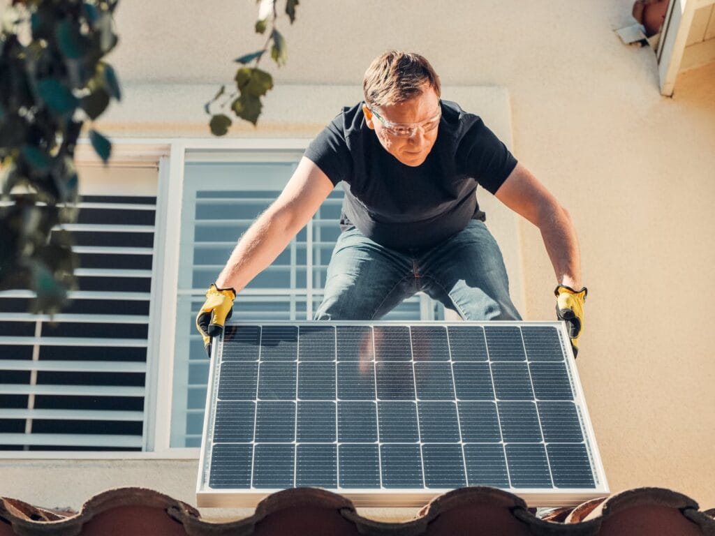 Un hombre instala un panel solar